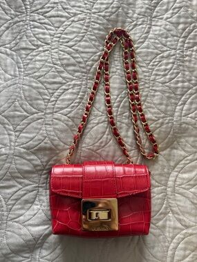 Red Croc-Embossed Chain Shoulder Bag with Gold Hardware